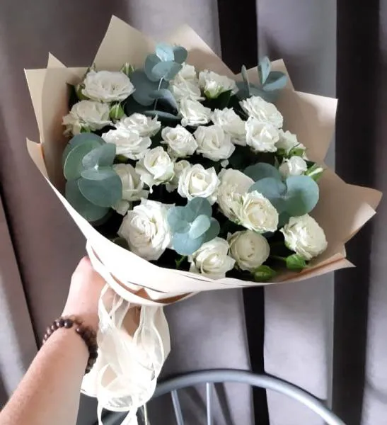 Букет из белых кустовых роз