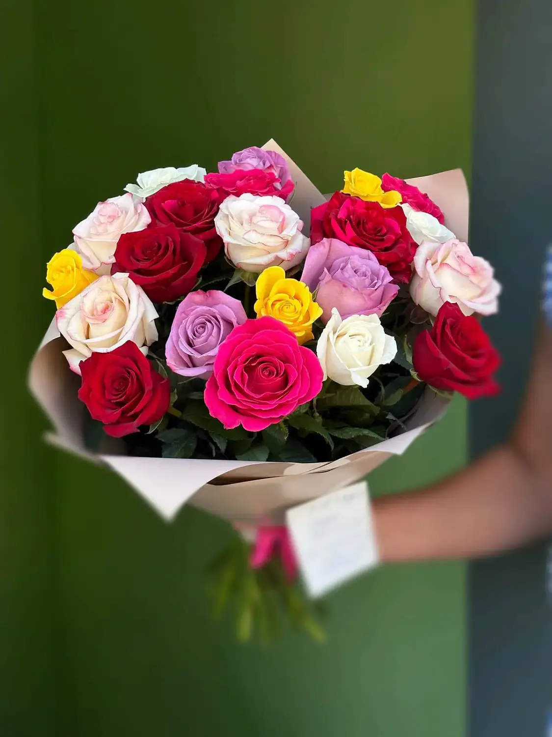 Букет из разноцветных роз